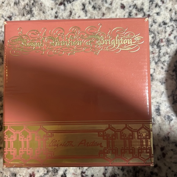 New Elizabeth Arden Royal Dragon Trinket Dish in Milk Glass - Picture 5 of 6